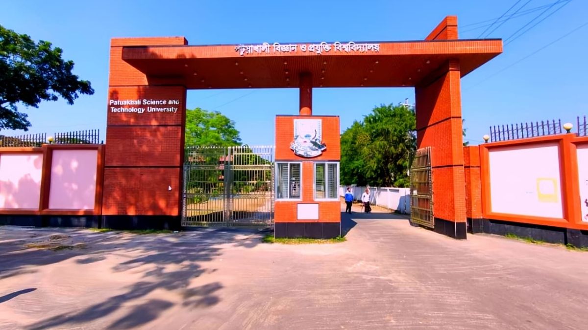 বিএনপিপন্থী শিক্ষকদের বিজয় দিবস বর্জন