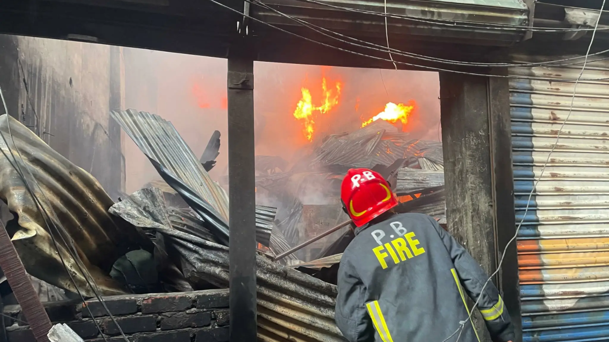 লালবাগে প্লাস্টিক গোডাউনের আগুন নিয়ন্ত্রণে