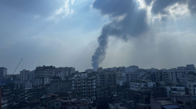 পুরান ঢাকায় প্লাস্টিকের গোডাউনে আগুন, নিয়ন্ত্রণে ৬ ইউনিট