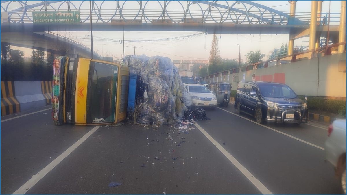 নিকুঞ্জের সামনে ট্রাক উল্টে সড়কে যানজট