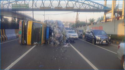 নিকুঞ্জের সামনে ট্রাক উল্টে সড়কে যানজট