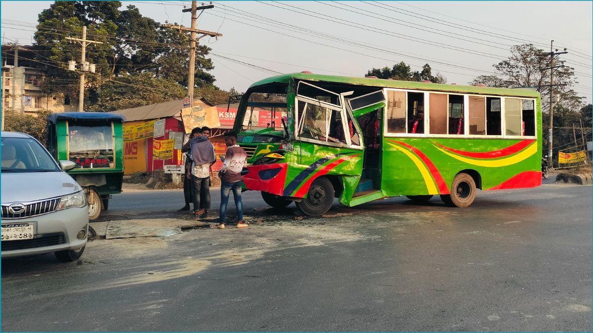 শ্রীপুরে বাস-ট্রাক মুখোমুখি সংঘর্ষ, আহত ৫