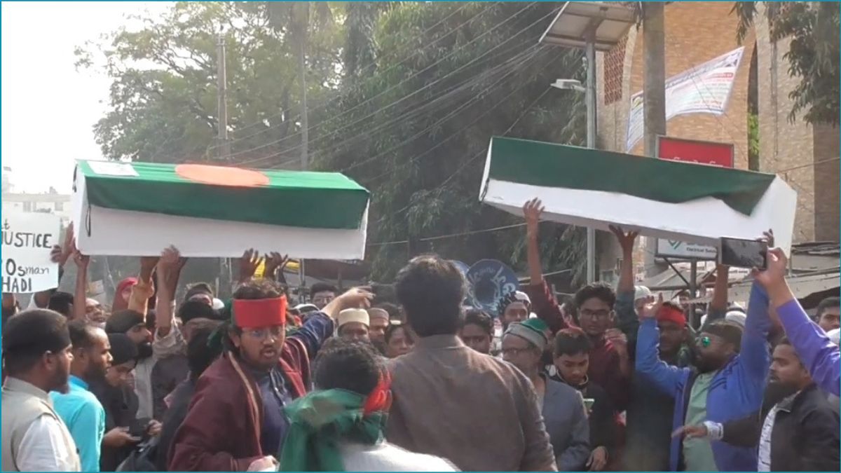 হাদি হত্যার প্রতিবাদে নওগাঁয় কফিন মিছিল