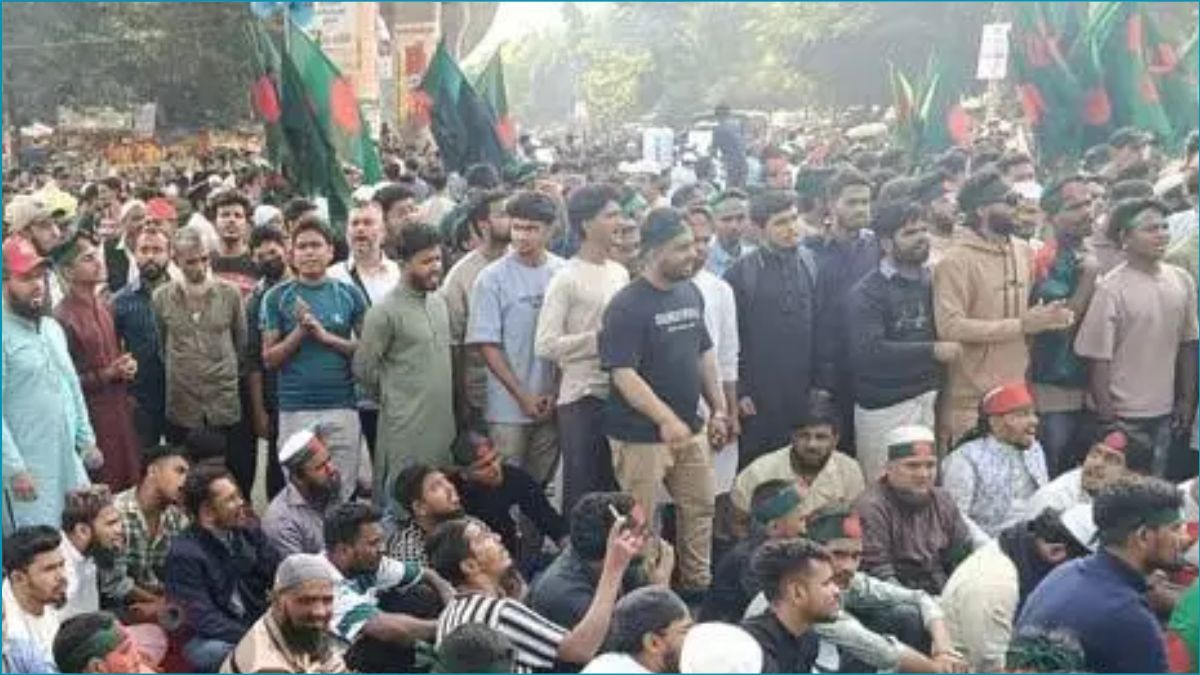 স্লোগানে উত্তাল শাহবাগ