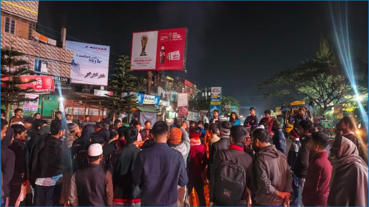 ওসমান হাদির মৃত্যুর ঘটনায় ঢাকা-আরিচা মহাসড়ক অবরোধ