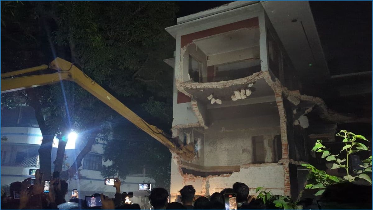 হাদির মৃত্যুকে কেন্দ্র করে বিভিন্ন স্থানে ভাঙচুর ও আগুন, রাজনৈতিক নেতাদের প্রতিক্রিয়া