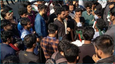 হাদি হত্যার প্রতিবাদে সাইন্সল্যাব মোড় অবরোধ