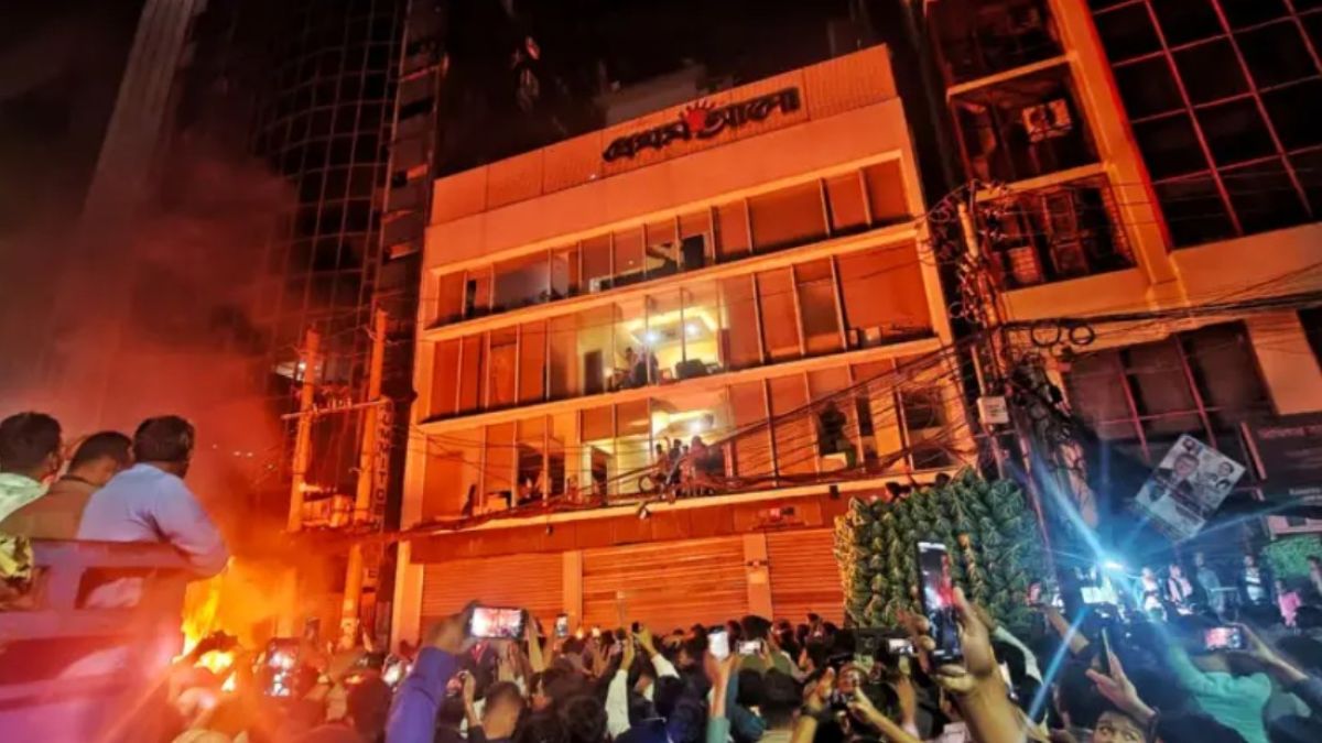 প্রথম আলো-ডেইলি স্টারে অগ্নিসংযোগ, ঘটনাস্থলে সেনা মোতায়েন