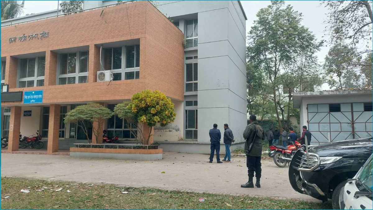 কুষ্টিয়ায় নির্বাচন অফিসে দুর্বৃত্তদের আগুন, পুড়েছে নথি