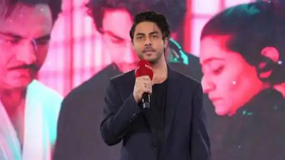 শাহরুখকে নয়, মা গৌরিকে প্রথম পুরস্কার উৎসর্গ করলেন আরিয়ান