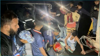 ফেরি থেকে ট্রাকসহ ৫ যানবাহন নদীতে, ৩ মরদেহ উদ্ধার