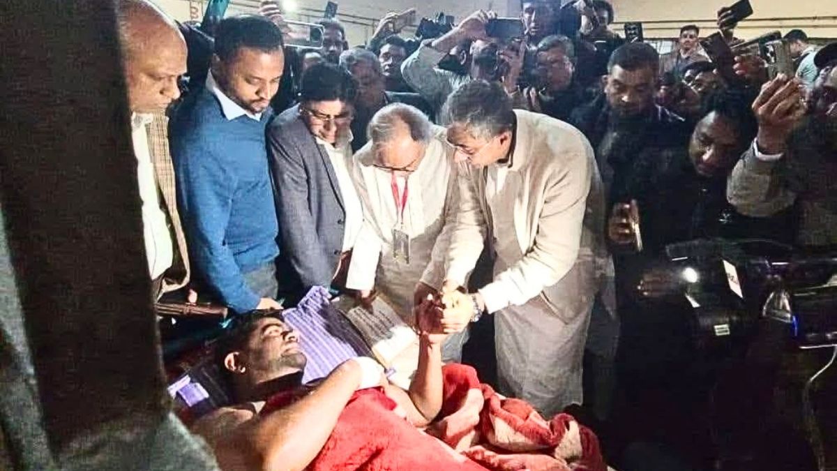 তারেক রহমানের উপহার নিয়ে দগ্ধ বিএনপি নেতাকে দেখতে লক্ষ্মীপুরে রিজভী