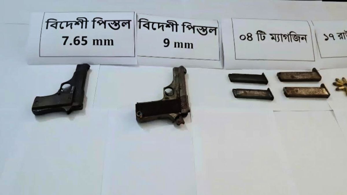 ঠাকুরগাঁওয়ে কবরস্থান থেকে ২টি বিদেশি পিস্তলসহ ১৭ রাউন্ড গুলি উদ্ধার