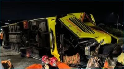 ইন্দোনেশিয়ায় মহাসড়কে বাস উল্টে নিহত ১৬