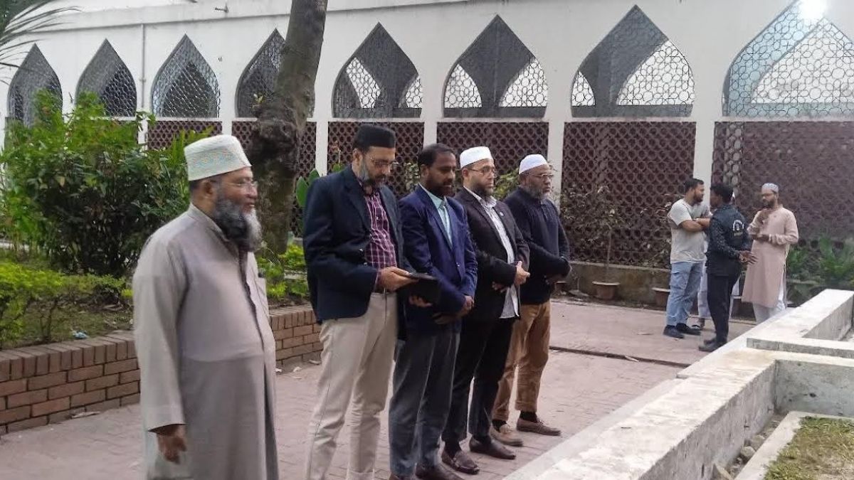 শহীদ হাদির কবরের পাশে সীতাকু‌ণ্ডে জামায়াত প্রার্থী আনোয়ার সিদ্দিক