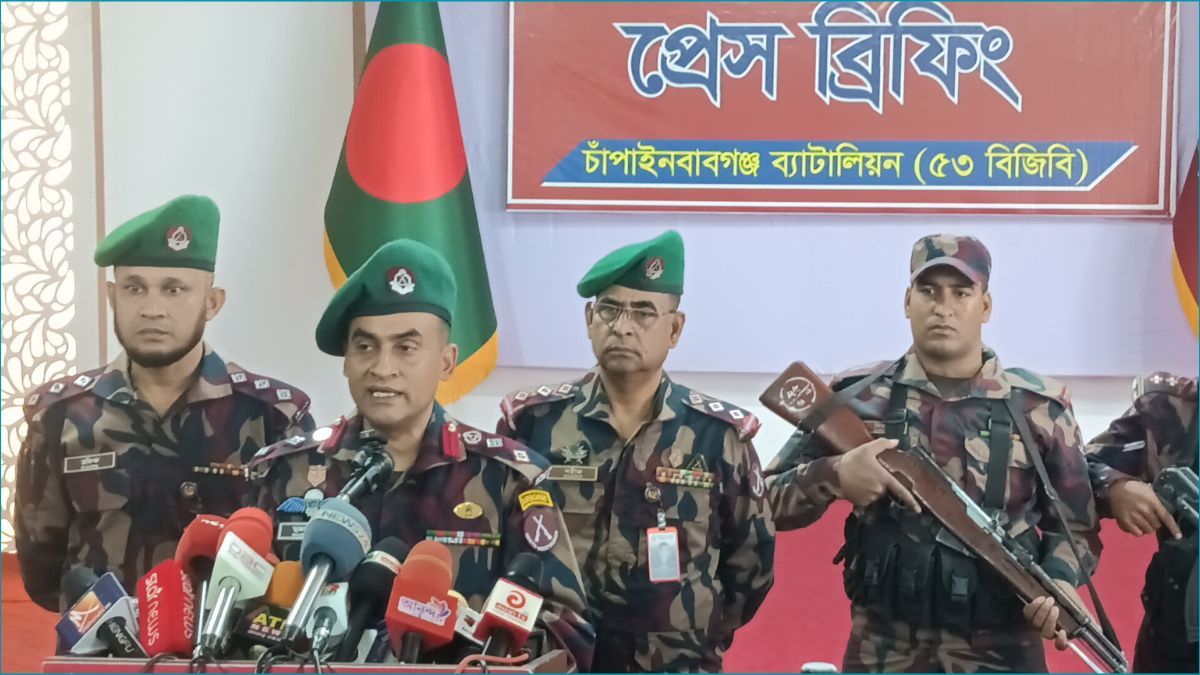 চাঁপাইনবাবগঞ্জ সীমান্ত থেকে অস্ত্র-গুলি উদ্ধার