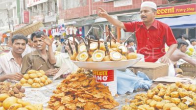 রাজধানীর অলিগলি ফুটপাতে খোলা খাবারের হিড়িক, জনস্বাস্থ্যের ঝুঁকি