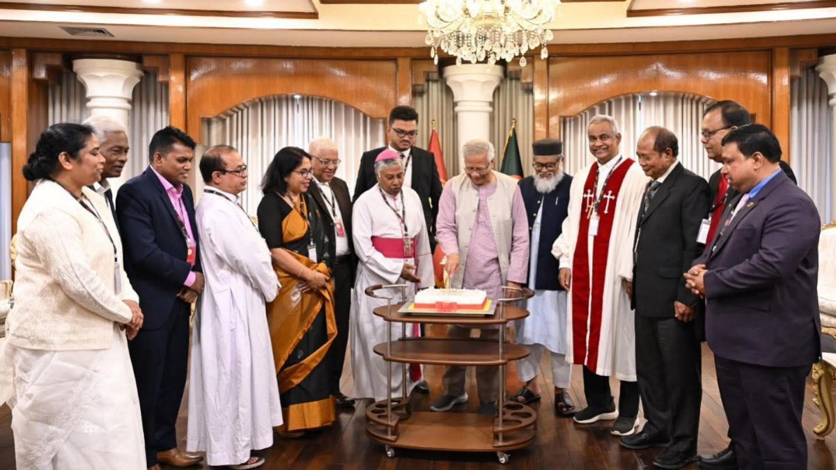 বড়দিন উপলক্ষে ধর্মীয় নেতাদের সঙ্গে প্রধান উপদেষ্টার শুভেচ্ছা বিনিময়