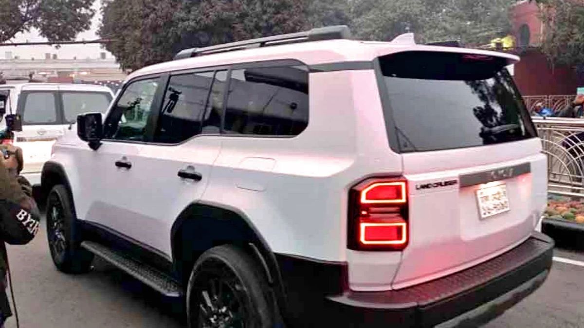 তারেক রহমানের জন্য বিমানবন্দরে পৌঁছেছে বুলেটপ্রুফ গাড়ি