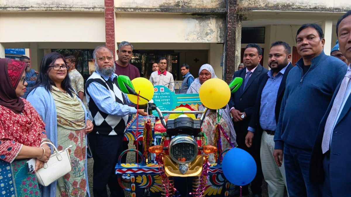 ভিক্ষাবৃত্তি ছেড়ে স্বাবলম্বী হওয়ার আহ্বান, তেঁতুলিয়ায় পুনর্বাসন উপকরণ বিতরণ