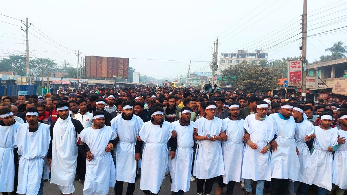 ঝিনাইদহ-৪ আসনে রাশেদ খাঁনকে অবাঞ্চিত ঘোষণা, কাফনের কাপড় পরে বিএনপি নেতাকর্মীদের বিক্ষোভ