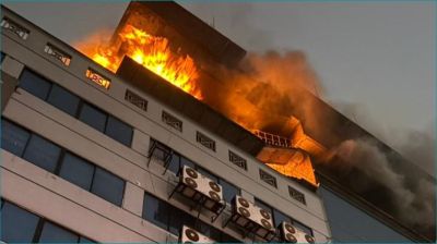 গুলিস্তানে শপিং কমপ্লেক্সে আগুন