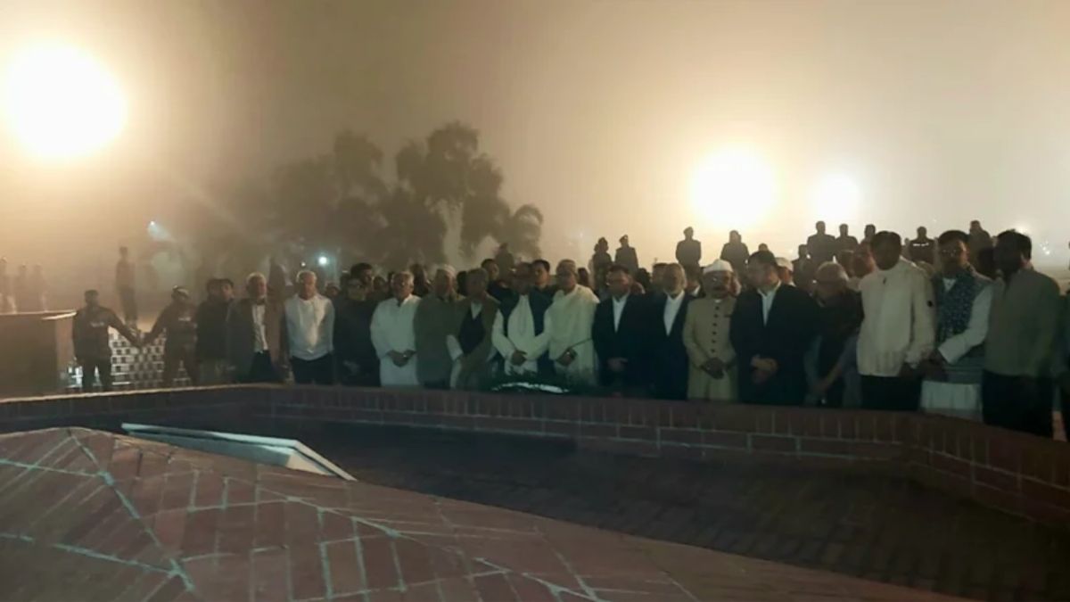 জাতীয় স্মৃতিসৌধে তারেক রহমানের শ্রদ্ধা নিবেদন