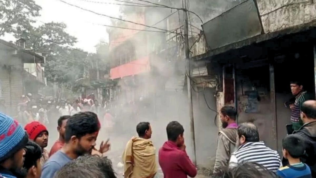 চাঁদপুরে অগ্নিকাণ্ডে কিশোর নিহত, ৫ ব্যবসা প্রতিষ্ঠান পুড়ে ছাই