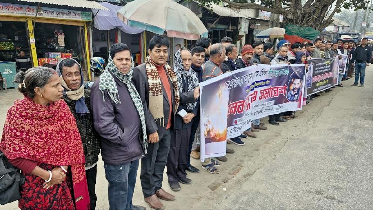গৌরনদীতে পোশাক শ্রমিক দীপুর হত্যাকারীর বিচার চেয়ে মানববন্ধন