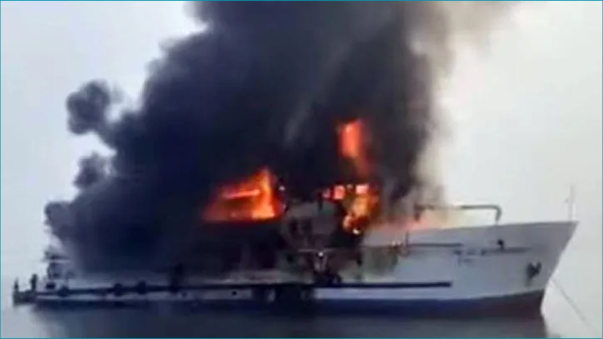 সেন্টমার্টিনগামী জাহাজে আগুন