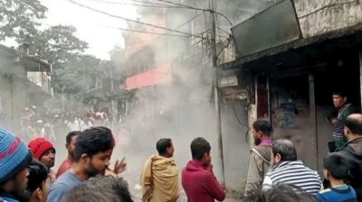 চাঁদপুরে অগ্নিকাণ্ডে কিশোর নিহত, ৫ ব্যবসা প্রতিষ্ঠান পুড়ে ছাই
