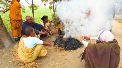 নীলফামারীতে হাড়কাঁপানো শীতে জবুথবু খেটে খাওয়া মানুষ