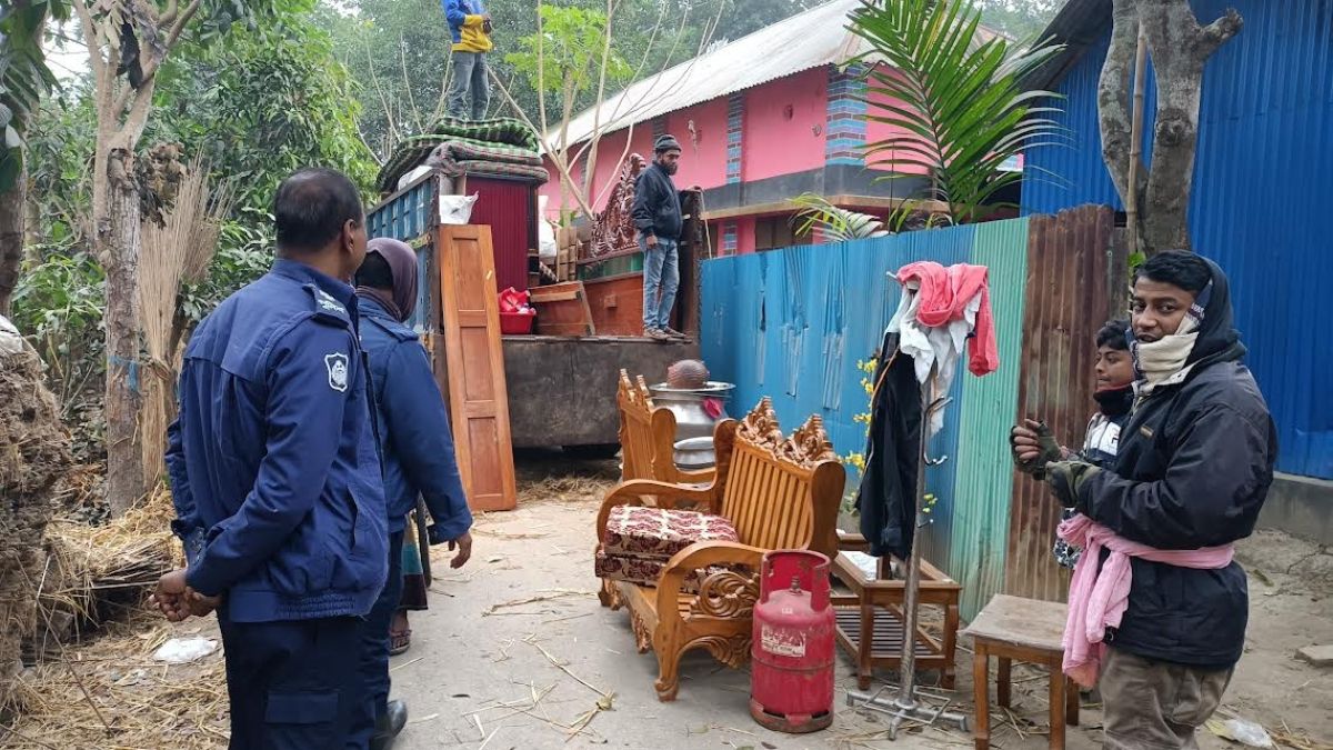 বিএনপি নেতা হত্যা: পুলিশের পাহারায় মালামাল সরিয়ে নিচ্ছে আসামিপক্ষ