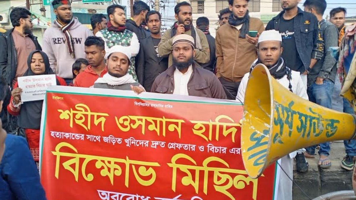 শহীদ হাদি হত্যার বিচার দাবিতে শ্রীপুরে মহাসড়ক অবরোধ