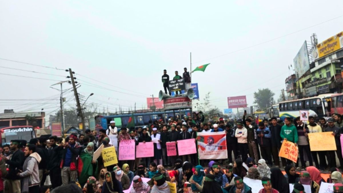 হাদি হত্যার বিচারের দাবিতে বরিশালে ঢাকা-বরিশাল মহাসড়ক অবরোধ