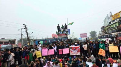 হাদি হত্যার বিচারের দাবিতে বরিশালে ঢাকা-বরিশাল মহাসড়ক অবরোধ