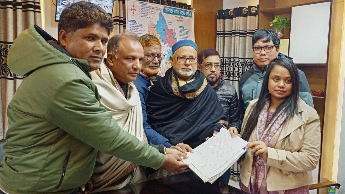 দিনাজপুর-১ আসনে বিএনপি প্রার্থী মনজুরুল ইসলামের মনোনয়নপত্র জমা