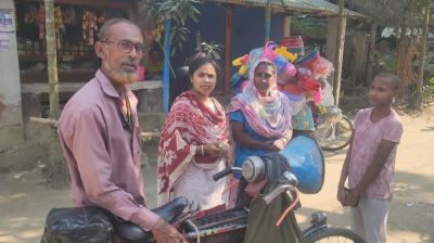 চার দশক ধরে সাইকেলে হাঁস-মুরগির ওষুধ বিক্রি করে ৬৫ বছরের আজিজ