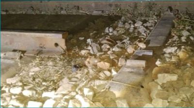 গফরগাঁওয়ে রেললাইনের পাত তুলে ফেলায় ট্রেন লাইনচ্যুত, যোগাযোগ বন্ধ