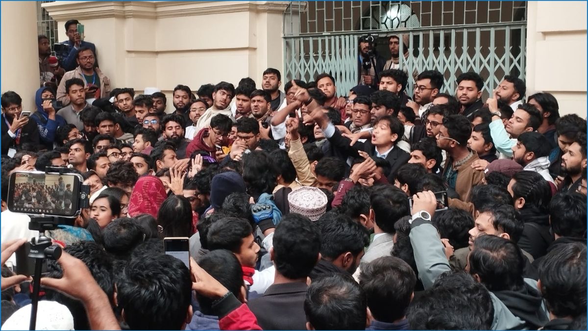 জকসু নির্বাচন স্থগিতের প্রতিবাদে শিক্ষার্থীদের  বিক্ষোভ