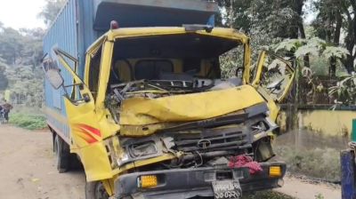 নাটোরে কাভার্ডভ্যানের ধাক্কায় চালকসহ নিহত ২