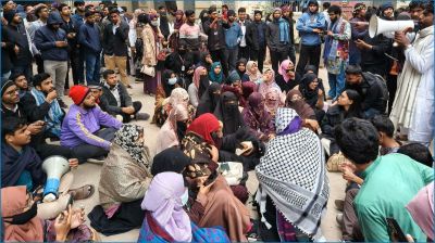 জকসুর নির্বাচনের দাবিতে নারী শিক্ষার্থীদের বিক্ষোভ