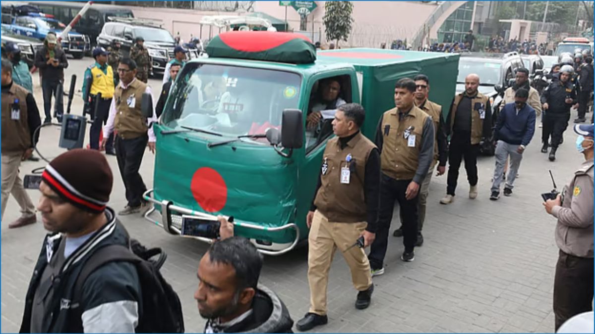 পতাকা মোড়ানো গাড়িতে খালেদা জিয়ার মরদেহ নেওয়া হচ্ছে ফিরোজায়