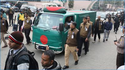 পতাকা মোড়ানো গাড়িতে খালেদা জিয়ার মরদেহ নেওয়া হচ্ছে ফিরোজায়