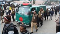 পতাকা মোড়ানো গাড়িতে খালেদা জিয়ার মরদেহ নেওয়া হচ্ছে ফিরোজায়