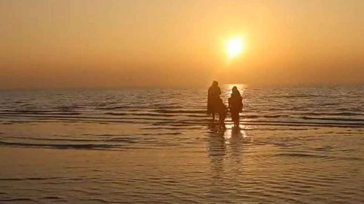 কুয়াকাটায় নতুন বছরের প্রথম সূর্যোদয় দেখতে পর্যটকদের ভিড়