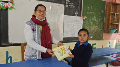 বছরের প্রথম দিনে নতুন বই হাতে পেয়ে উচ্ছ্বসিত খাগড়াছড়ির শিক্ষার্থীরা