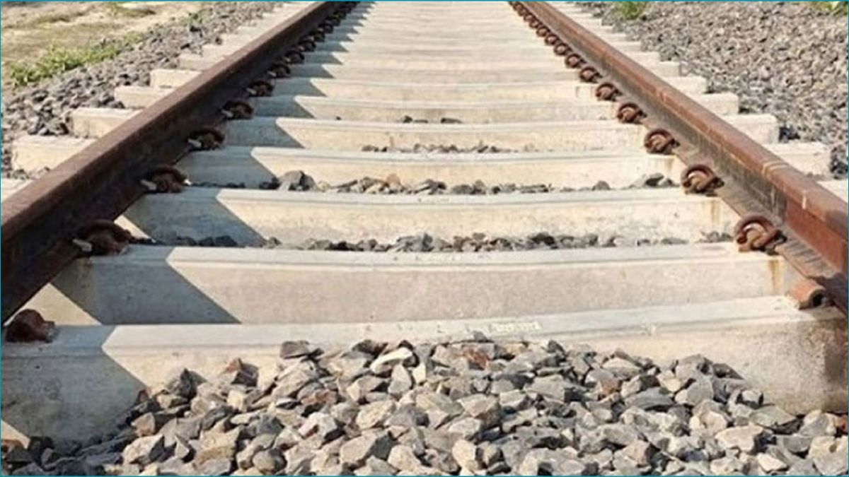 লোহাগাড়ায় ট্রেনে কাটা পড়ে বৃদ্ধ নিহত