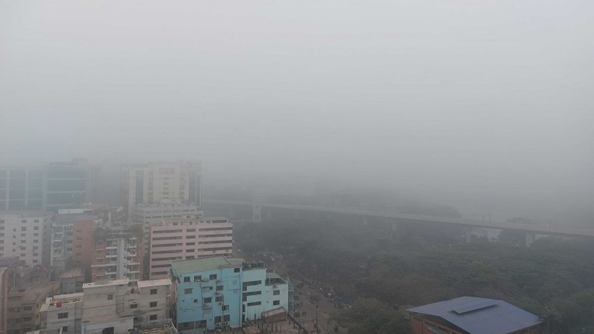 ঘন কুয়াশায় ঢাকা রাজধানী