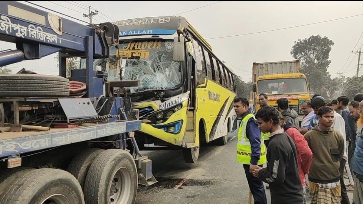 সোনারগাঁয়ে বাস-ট্রাক সংঘর্ষে আহত ১০